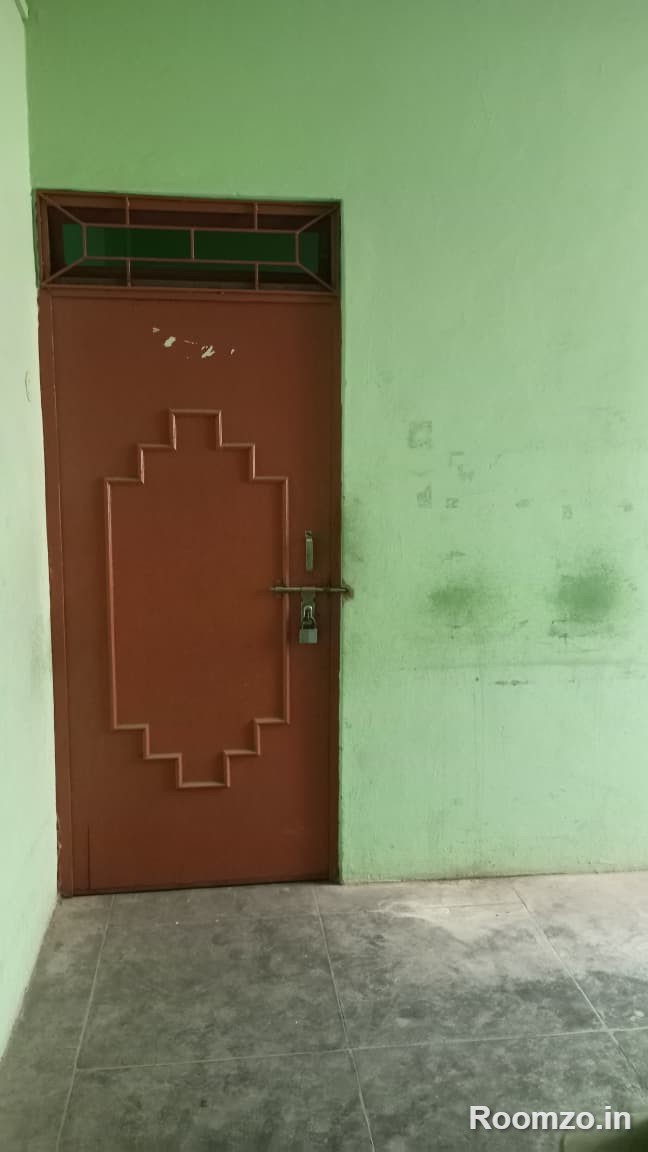 Room in  Katra Madhokunj for girls